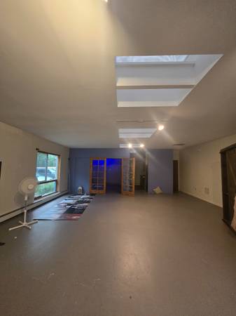 $1,950 / 900ft2 - Large studio space on Upper Canyon Rd (Upper Canyon Rd)63806092663297121