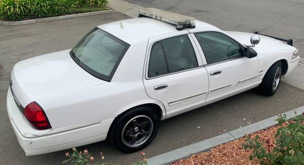 2010 Mercury Grand Marquis LS * Paquete policial *Excelente conductor* VALOR * - $2,900 (oakland hills / mills)63438649239171123