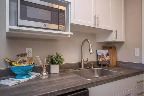 $1,499 / 1br - 570ft2 - Dive into style! 1 BR, 1 BA, 570 Sq Ft of space awaits! (Tacoma - The Grand Cinema)63808058985731124