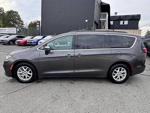 1 2022 Chrysler Pacifica Touring L 1