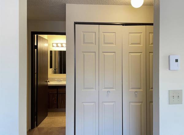 $1,300 / 2br - Upgraded Flooring, Non-Smoking Community in our Convenient 2 Bedroom (Salem on Browning Ave)63660412404993123