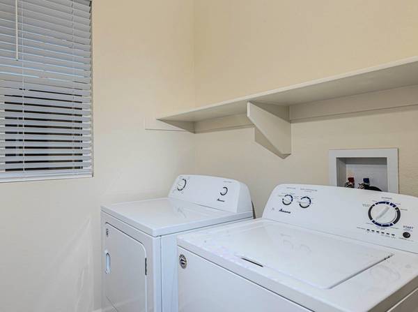 $3,295 / 3br - 1632ft2 - Rango eléctrico, césped residencial, restaurantes incluidos De'Carlos, Ramona Cafe (San Diego)63865933515267124