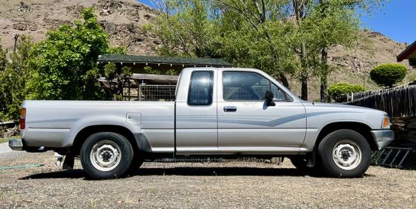 1990  Toyota ExtraCab 5sp 4cylinder  pickup - $9,000 (Wenatchee)63442635849603124