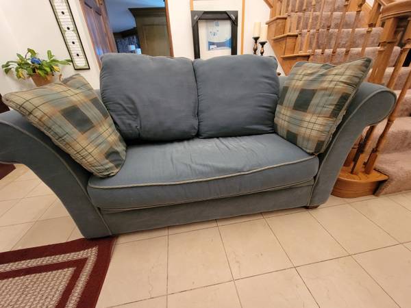 Super Comfy Loveseat in great shape 1
