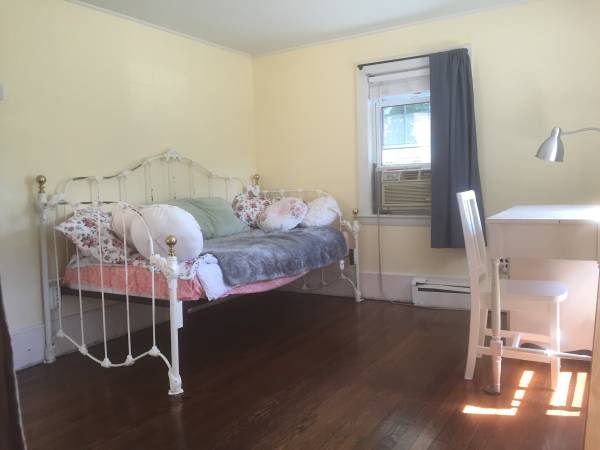 $1,400 / 1br - 350ft2 - Furnished In law suite close to commuter rail (Dedham)63951007058819121