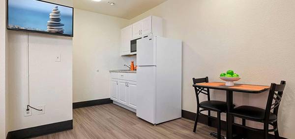 Studio 1BA, Free Premium Cable TV, Upgraded Suite 1