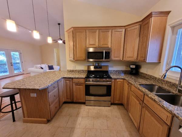 $2250.00 / 3br - 1800ft2 - $2,250 / 3br - 1800ft House, Amazing Views, Country Living, Town Conve64029207824386124