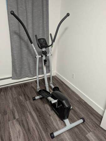 Rear-Drive Elliptical - Weslo Momentum G 4.1 1