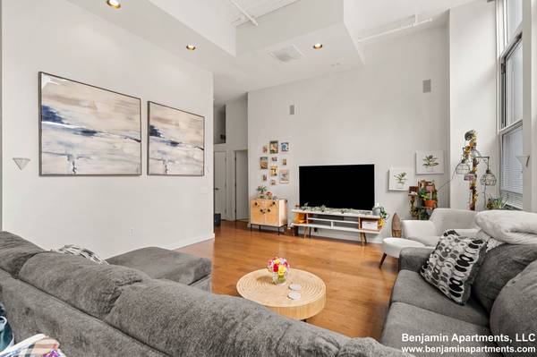 $3,850 / 2br - ~NO Broker Fee!~ Spacious 2BR Loft w central AC & In-Unit Laundry! (Financial District)63996690808451123