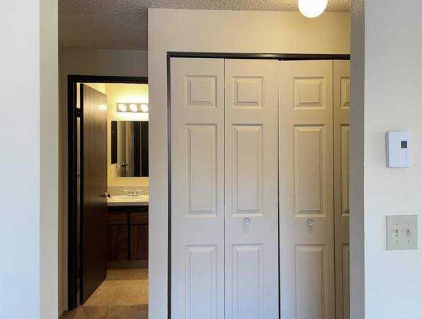 $1,300 / 2br - Serene Two Bedroom + Updated Appliances - Laundry Hookup In-Unit (Salem on Browning Ave)63660394425857123