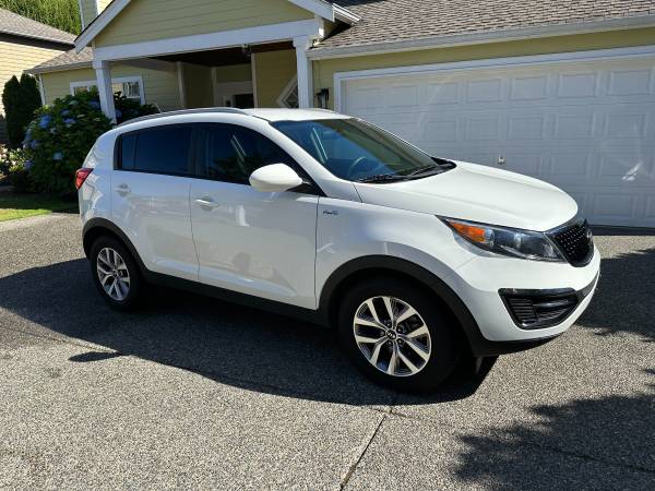 2016 Kia Sportage – SUV blanca – Excelente estado - $11,500 (Kirkland)63469775490307120
