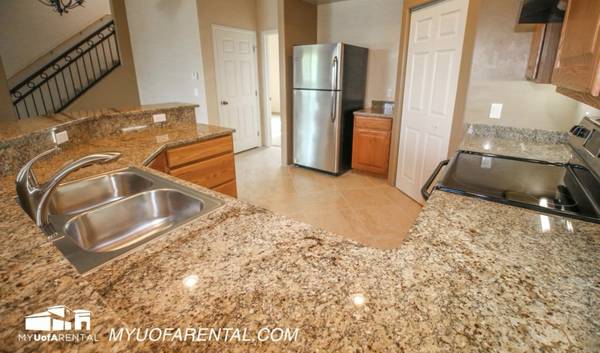 $695 / 4br - 2042ft2 - U of A - Room Available in 4 Bedroom Townhome (Tucson)63675133302915122