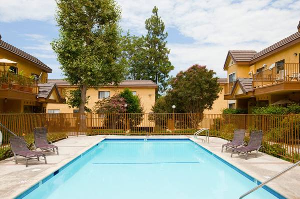 $2,600 / 2br - 1008ft2 - Dishwasher, Built In Microwave, Patio/Balcony (Los Angeles)63840114935041123