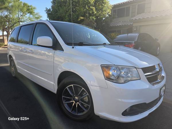 2017 Dodge Grand Caravan sxt - $6,400 (North Phoenix)63616949228161122
