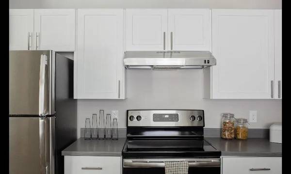$1,606 / 2br - 932ft2 - Dog Run, Lots of cabinets, Amazon package lockers, Washer/Dryer64039058934403123