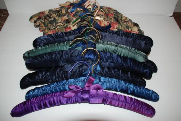 Perchas para ropa acolchadas de tela satinada, ganchos color dorado 15 - $32 (Poulsbo)63471460560003120