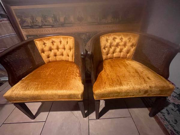 PAIR OF TWO VINTAGE MID CENTURY BARREL CHAIRS GOLD TUFTED VELVET FABRI 1