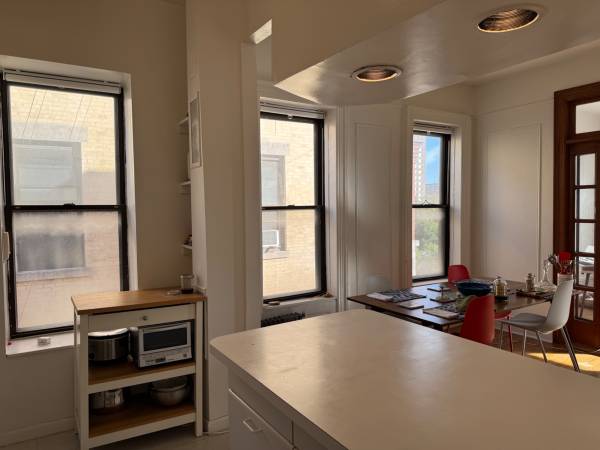 $2,985 / 2br - 1000ft2 - $2,985 Sunny 2BR UWS 5 min to 1/B/C RENT-STABILIZED, LEASE TAKEOVER (Upper West Side)63854481989121122