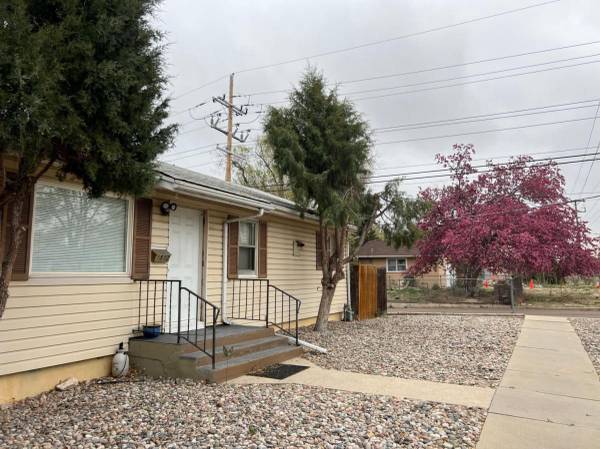 $950 / 2br - 900ft2 - Downstairs garden-level apartment for rent (Colorado Springs central!)63687084256771120