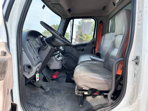 2009 Freightliner m2 22' - Photo 13