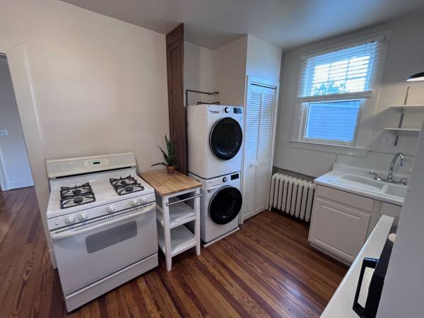 $2,500 / 2br - 1105ft2 - Bright & Spacious 2BR/1BA | Edgewood NE | Sunroom | Original Details (Edgewood / Brookland / NE DC)64040193877251124
