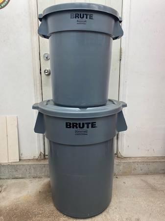 Trash Cans With Lids (BRUTE 20 And 44 Gallons) 1