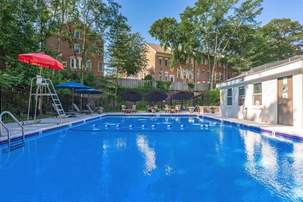 $1,955 / 2br - 965ft2 - Pet-Friendly Living with Lush Landscaping & Active Lifestyle! 🐾 (2246 N Beauregard St, Alexandria, VA)63896509213698122