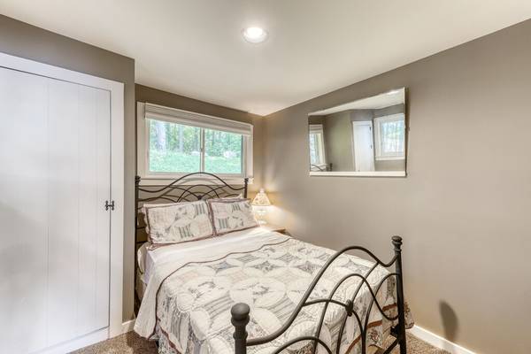 $1 / 3 habitaciones - Acogedora casa junto al agua con terraza, vistas al lago y bañera de hidromasaje privada (9 N Shore Dr, Ludlow, VT)63313379452675124
