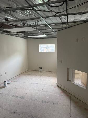 $3,100 / 2380ft2 - Office and warehouse space for rent.  Ready in March 2026 (N. Lawrence)64025162894595124