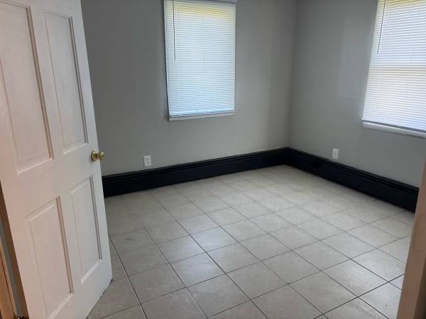 $1,200 / 2br - 800ft2 - Haslett schools two bedroom/one bath (East Lansing)63920839289219123