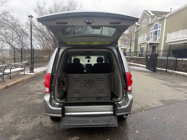 2020 Dodge Grand Caravan accesible para sillas de ruedas con entrada trasera - $29,900 (Staten Island)63614856569857123