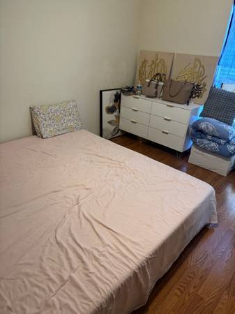 $700 Modern bedroom (Webster)63160489842433120