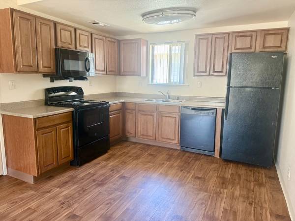 $1,623 / 2br - 735ft2 - Neighborly & Friendly!63844737672321122