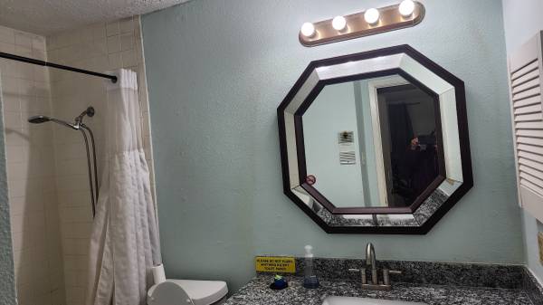 $800 ~ Habitación principal ~ Centro Médico (Hearth Drive)63760507675521124