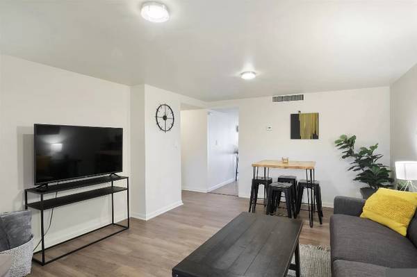 $1795.00 / 2br - 850ft2 - FURNISHED 2 Bed Blackstone Condo - 7 min WALK to UNMC/Nebraska Medicin64020843587202122