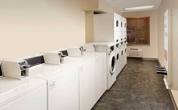 $349 / 1br - Obtén exactamente lo que quieres - Tarifas semanales, ¡sin depósito! (8221 Stahl Rd, Evansville, IN)63953483820546122