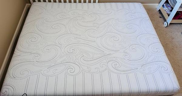 Queen memory foam 8” mattress 1