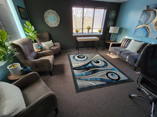 $2,100 / 2000ft2 - LAKEVIEW OFFICE SUITE (St. Charles Parkway)63611884561281124