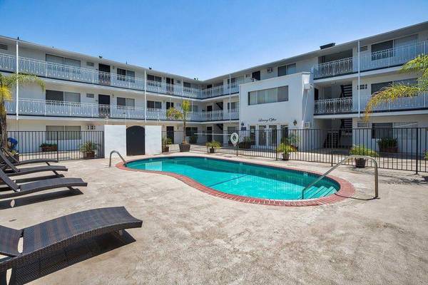 $2,495 / 2br - 932ft2 - Spacious Unique Floorplans, Fitness Center, Laundry Facilities (Sherman Oaks)63701185629187120