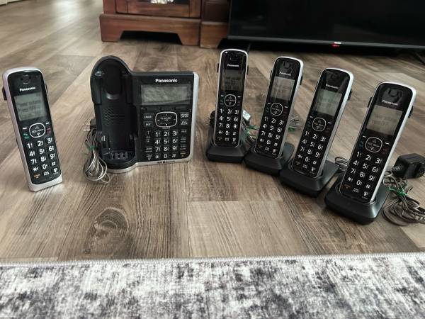 Panasonic Cordless Phone with 5 Handsets 1