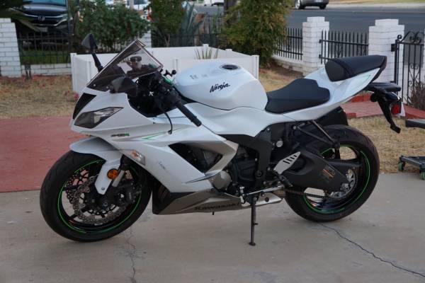 写真 W 2017 Kawasaki Ninja ZX‑6R Pearl Blizzard White – 4,800 miles