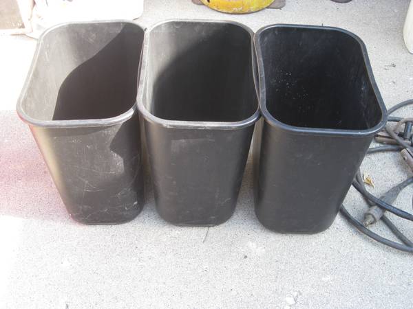 plastic garbage pails 1