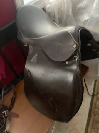 Sillas inglesas. 1 Stubin de 17 pulgadas, 1 Crosby de 17 pulgadas - $50 (Massachusetts central)63470915725443120