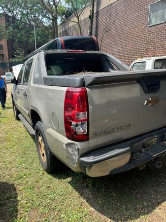2008 Chevy Avalanche – ¡Solo 50,430 millas! - $4,00063654713540481122