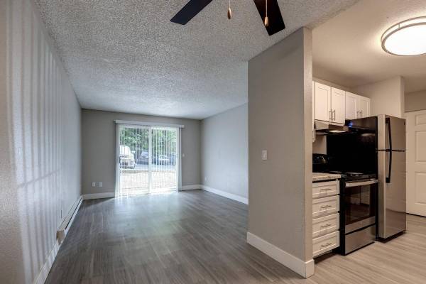 $1,412 / 425ft2 - Pool With Private Sundeck, Private outdoor living spaces (Tukwila)63808131356035121