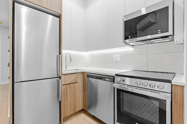 $3,750 / 3br - GORGEOUS 3BD/3BR available in Ridgewood off of Fresh Pond (Ridgewood)63995824603394120