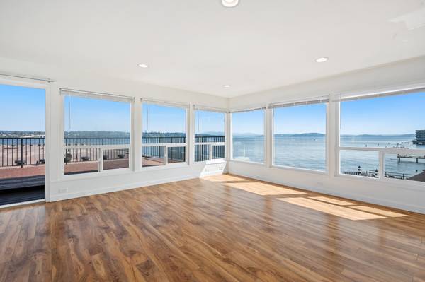$3,450 / 2br - 975ft2 - Amazing 2 Bedroom Apartment W/Rooftop Deck ON LAKE WASHINGTON (Madison Park)63838111018627120