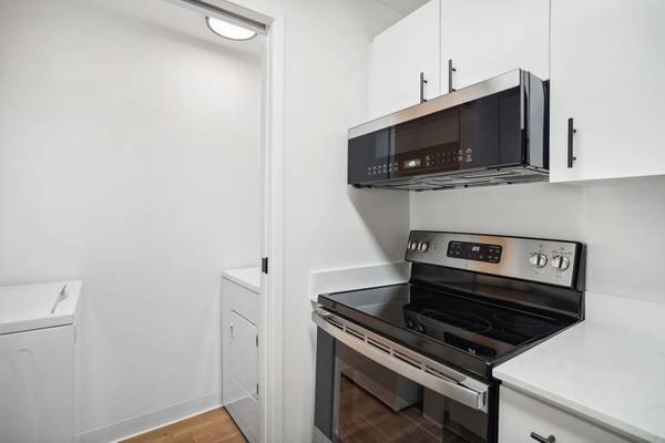 $2,915 / 2br - 950ft2 - Vistas del horizonte, vistas a la ciudad, hogares espaciosos (600 7th Ave, Seattle, WA)63850638830337124