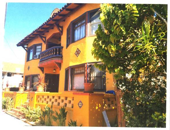 $874 / 3br - 135ft2 - Large Middle Bedroom - Spectacular Spanish 4-Plex, Upper Unit (DTLA – L.A. LIVE – STAPLES CENTER - USC)63953222347650124