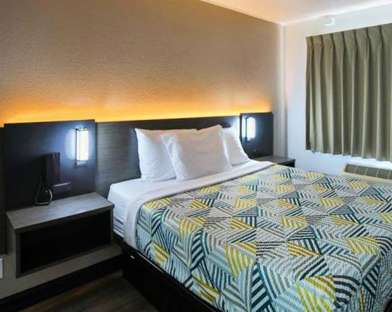 $399 / 1br - Free Cable, WiFi, Sparkling Pool, Parking - FLAT WEEK LONG RATE! (Natomas & Smf Airport)64043835862914121